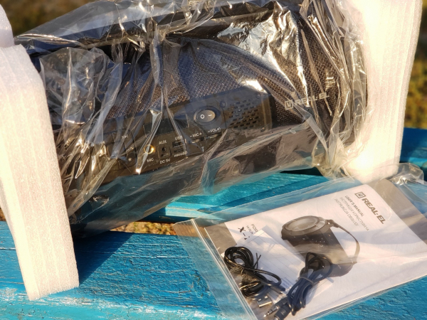 Комплект Real-EL X-730 виявився доволі скромним