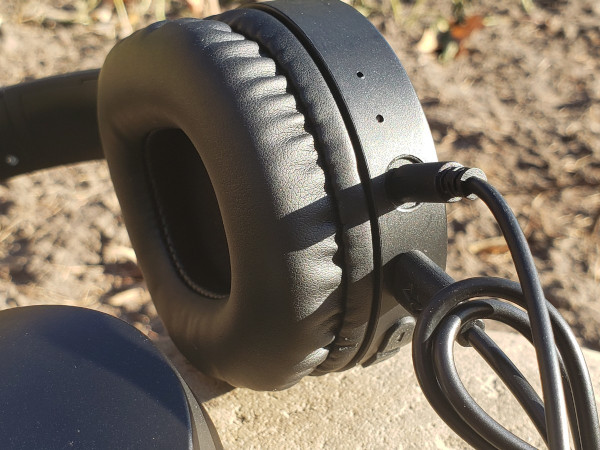 Микрофон расположен внизу