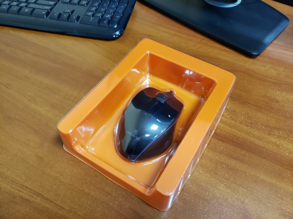 Всередині упаковки блістер з мишкою Real-EL_RM-747