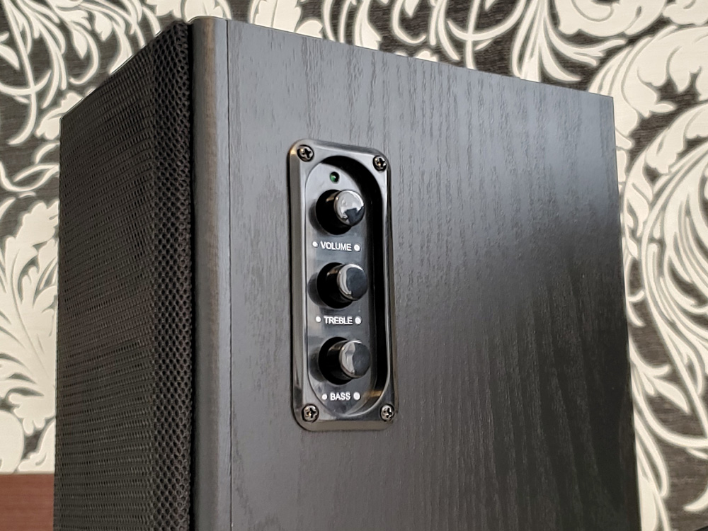 Фото панелі управління колонок REAL-EL S-250