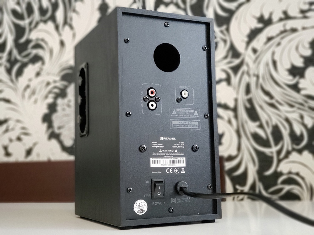 Вигляд ззаду колонки REAL-EL S-250