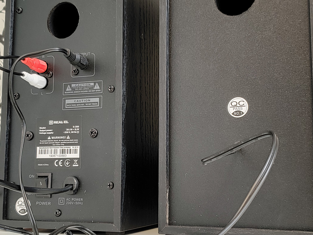 Вигляд ззаду підключеної колонки REAL-EL S-250