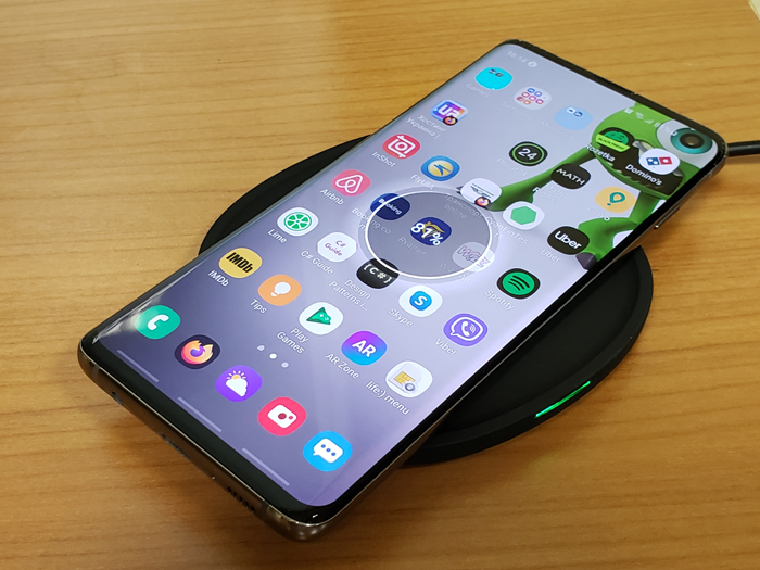 besprovodnaya-zaryadka-real-el-wl-740-s-telefonom