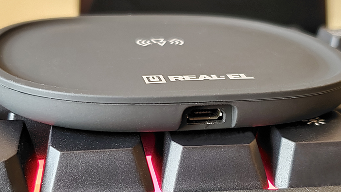 besprovodnaya-zaryadka-real-el-wl-740-s-telefonom