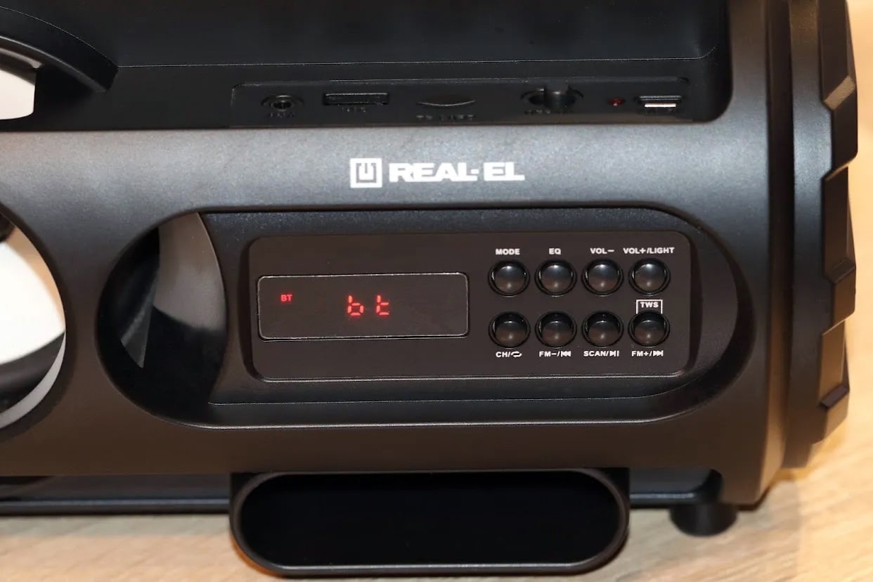 displej-kolonki-REAL-EL-X-710