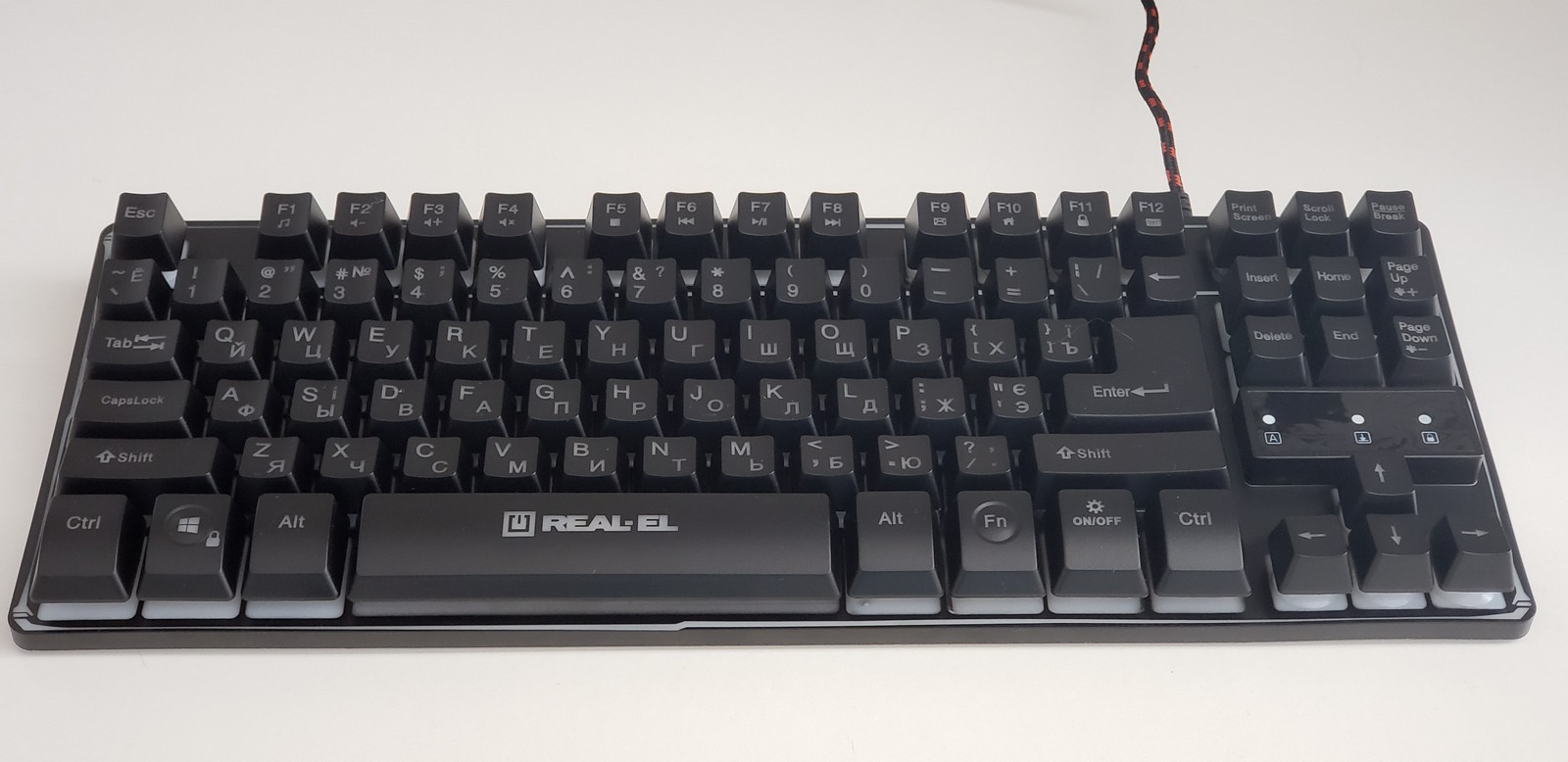 Фото распакованной клавиатуры REAL-EL Gaming 8710 TKL Backlit
