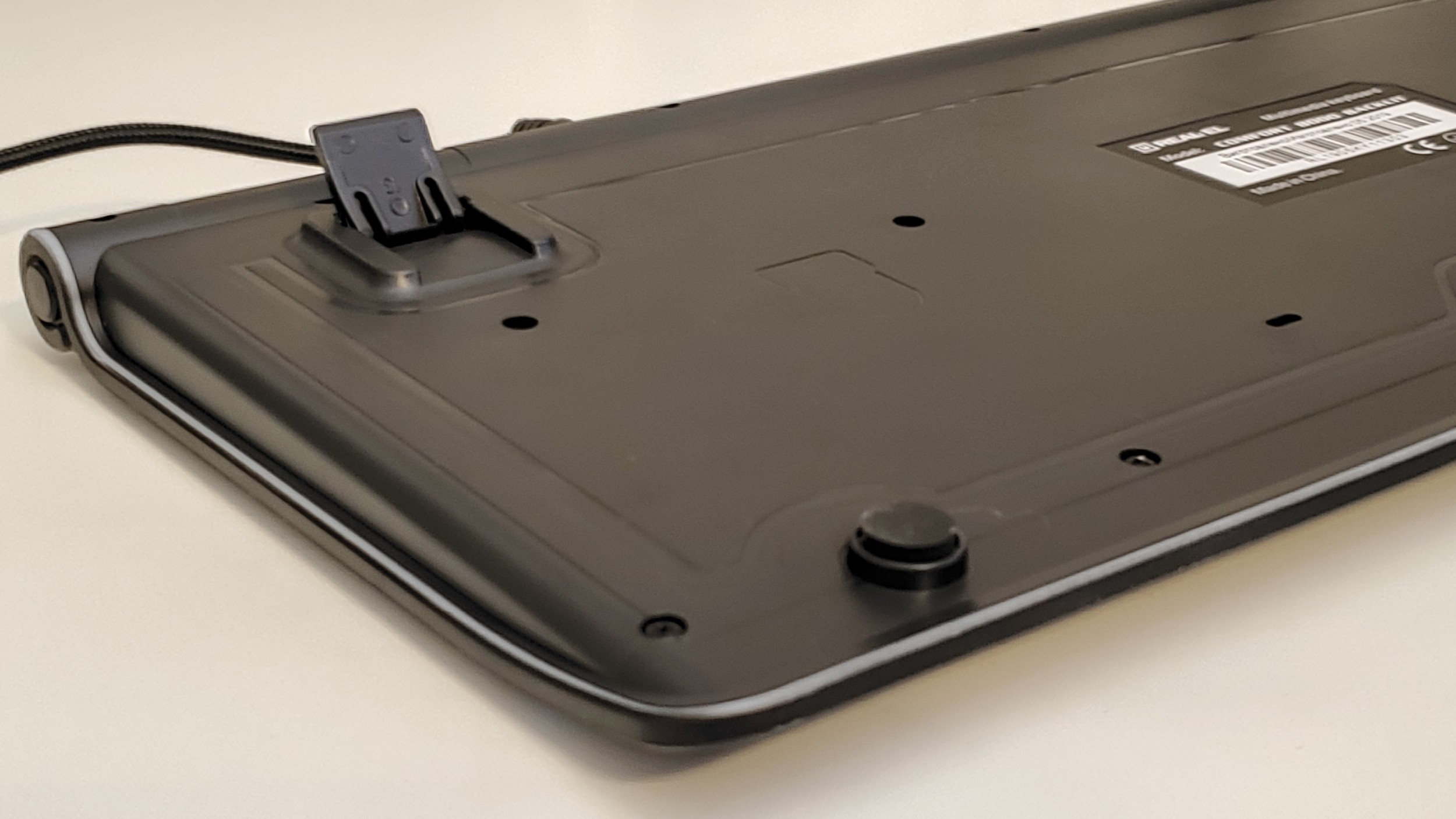 Фото откидных ножек клавиатуры REAL-EL Comfort 8000 Backlit