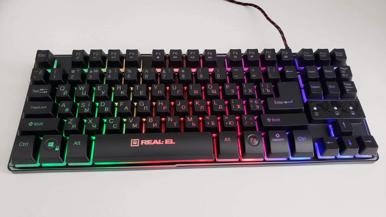 Фото включенной подсветки клавиатуры REAL-EL Gaming 8710 TKL Backlit, в дневное время