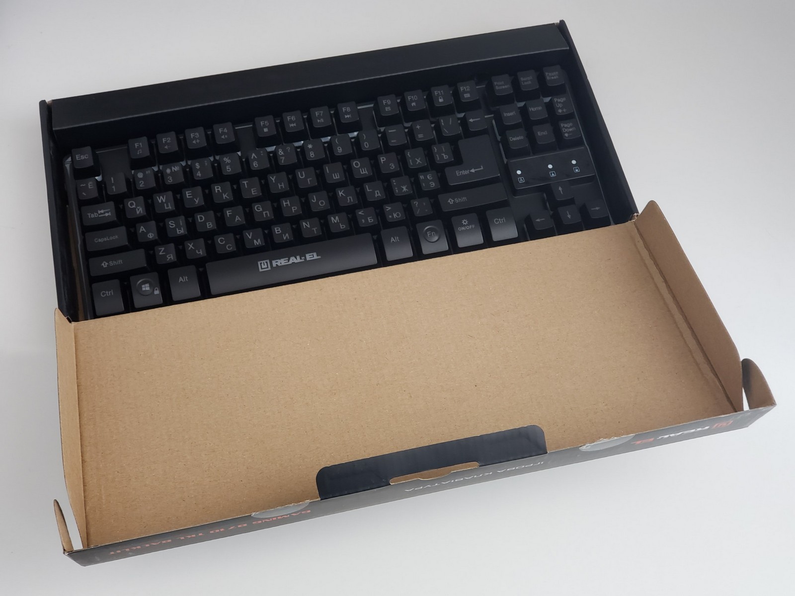 Фото открытой упаковки клавиатуры REAL-EL Gaming 8710 TKL Backlit