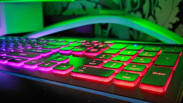 Огляд Real-El Comfort 8000 Backlit: доступний і яскравий комфорт